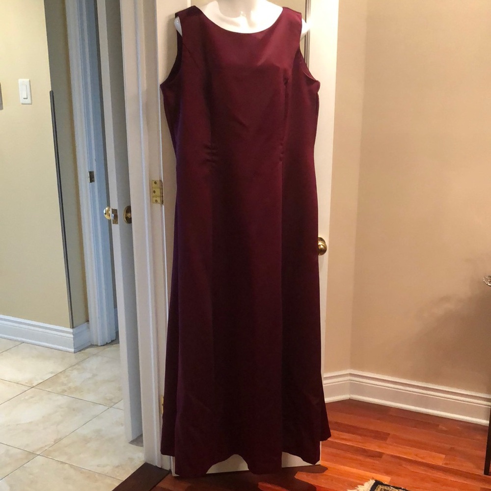Classic Sleeveless Maxi Dress in Burgundy
